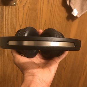 (SkullCandy Headphones) noise canceling.